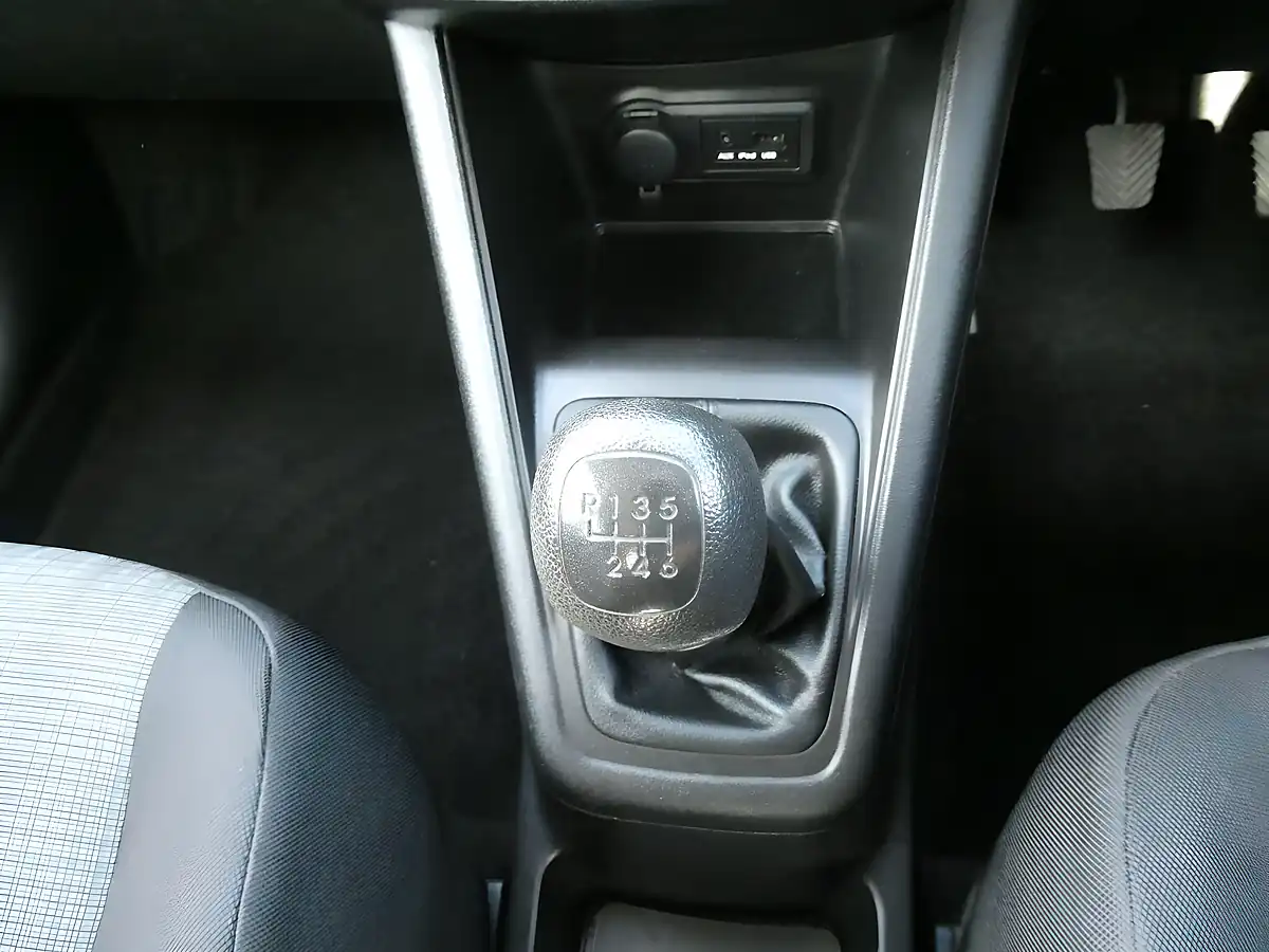 Used 2014 Kia Venga 1 Red - Interior and Exterior details 8
