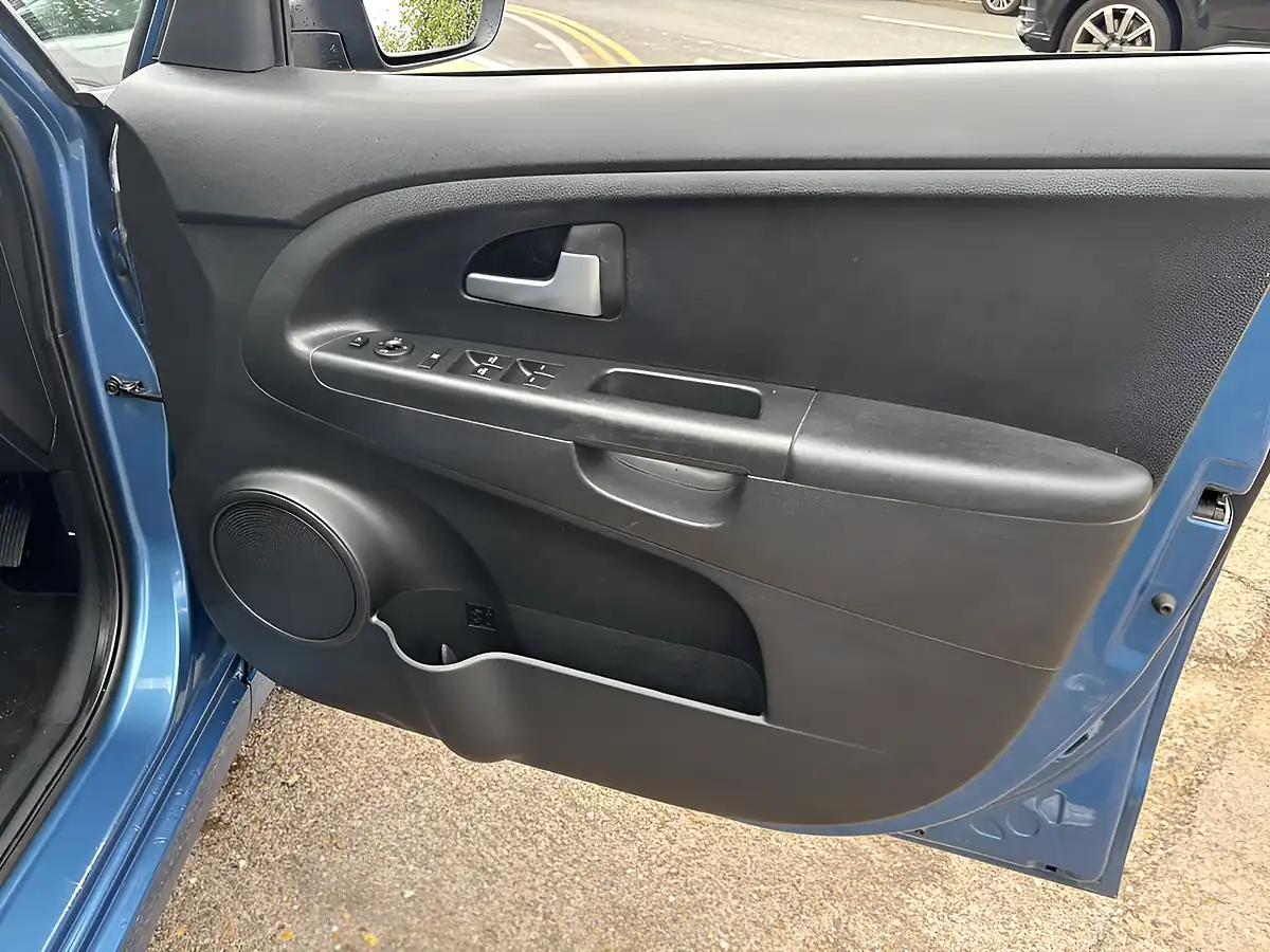 Used 2014 Kia Venga 2 Blue - Interior and Exterior details 11