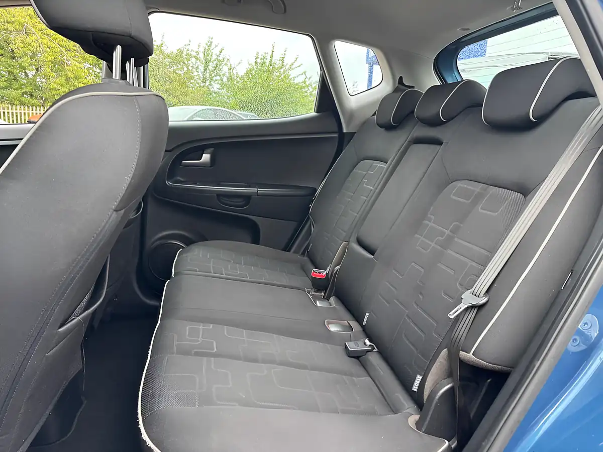 Used 2014 Kia Venga 2 Blue - Interior and Exterior details 13