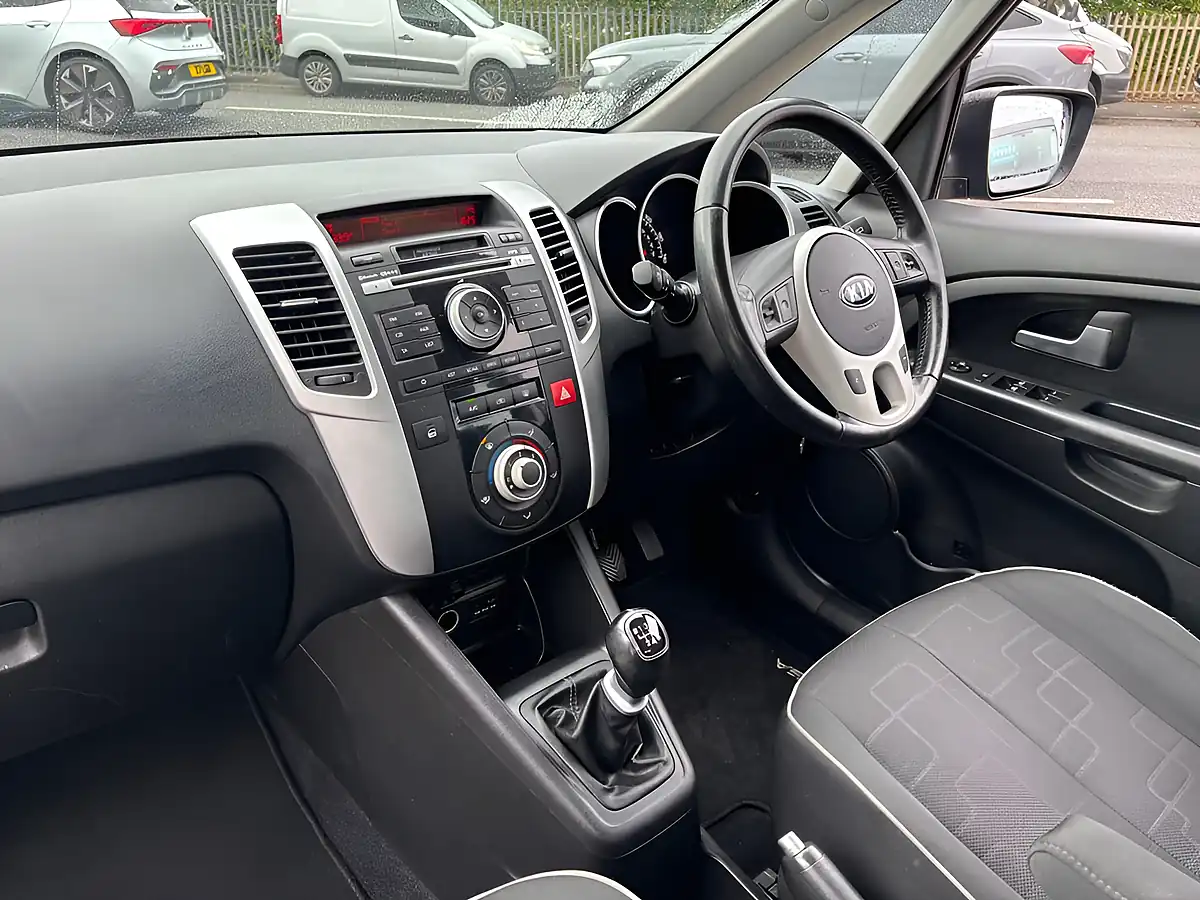 Used 2014 Kia Venga 2 Blue - Interior and Exterior details 16