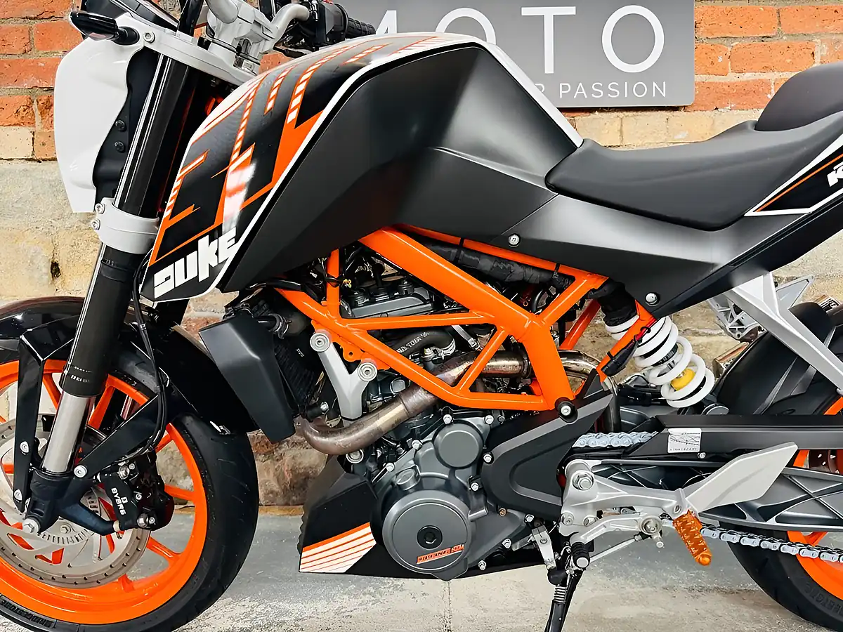 Used 2014 Ktm 390 Duke Abs White - Interior and Exterior details 16