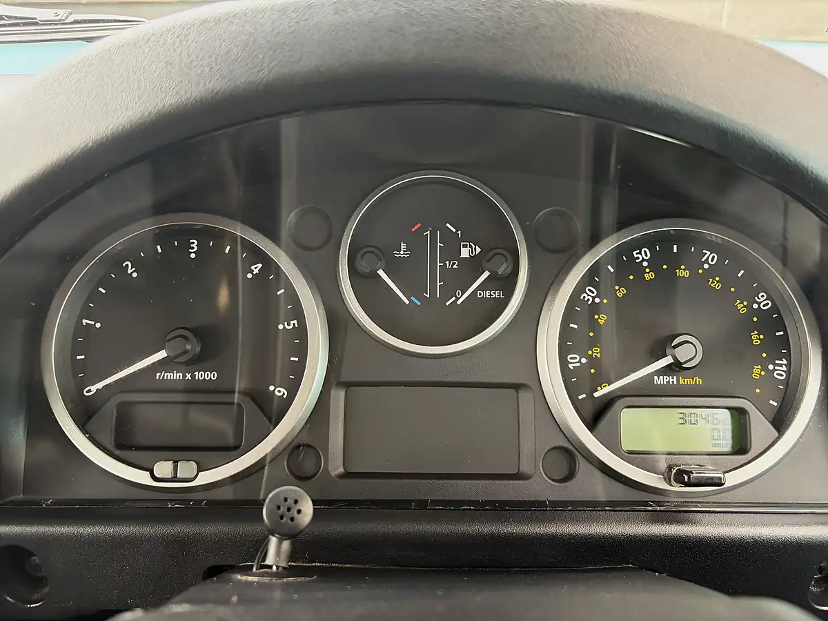 Used 2014 Land Rover Defender 110 Xs Utility Aintree Green - Interior and Exterior details 6