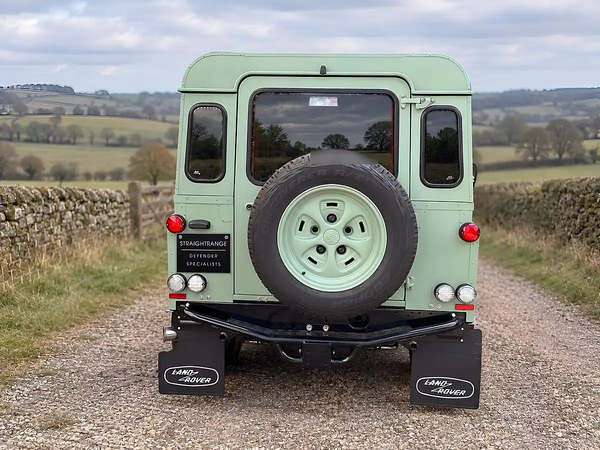 Used 2014 Land Rover Defender 90 Xs Hard Top Pastel Green - Interior and Exterior details 12