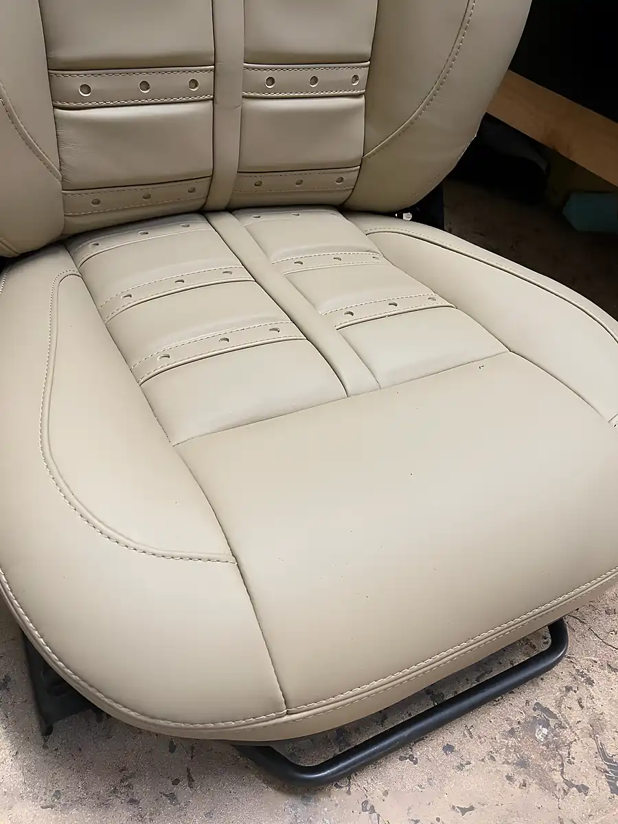 Used 2014 Land Rover Defender 90 Xs Hard Top Pastel Green - Interior and Exterior details 17