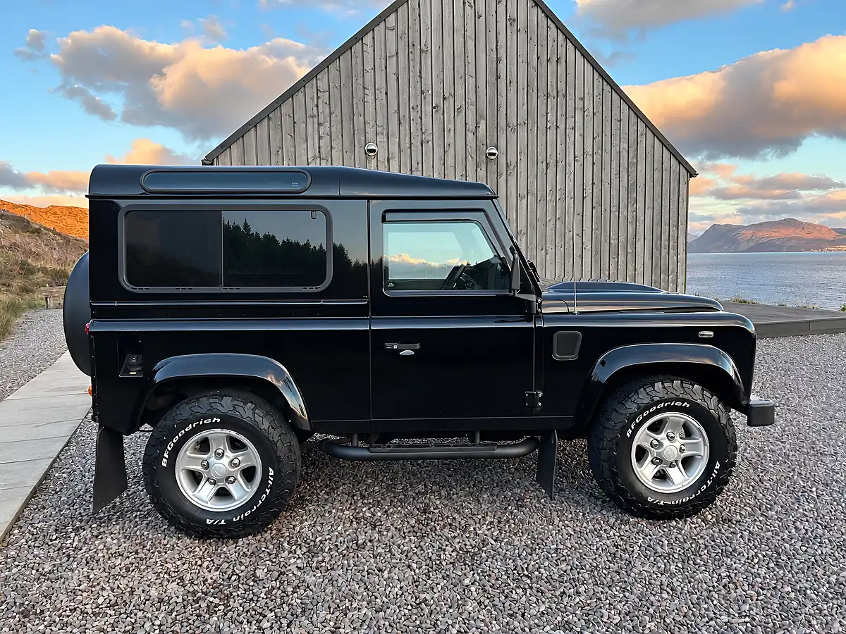 Used 2014 Land Rover Defender 90 Xs Santorini Black - Interior and Exterior details 4