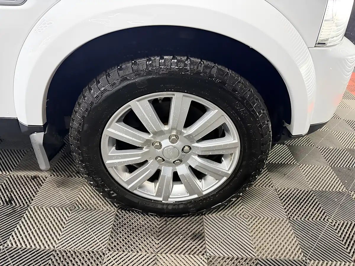 Used 2014 Land Rover Discovery 4 Gs White - Interior and Exterior details 12
