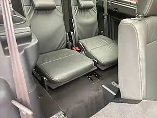Used 2014 Land Rover Discovery 4 Hse Black - Interior and Exterior details 11