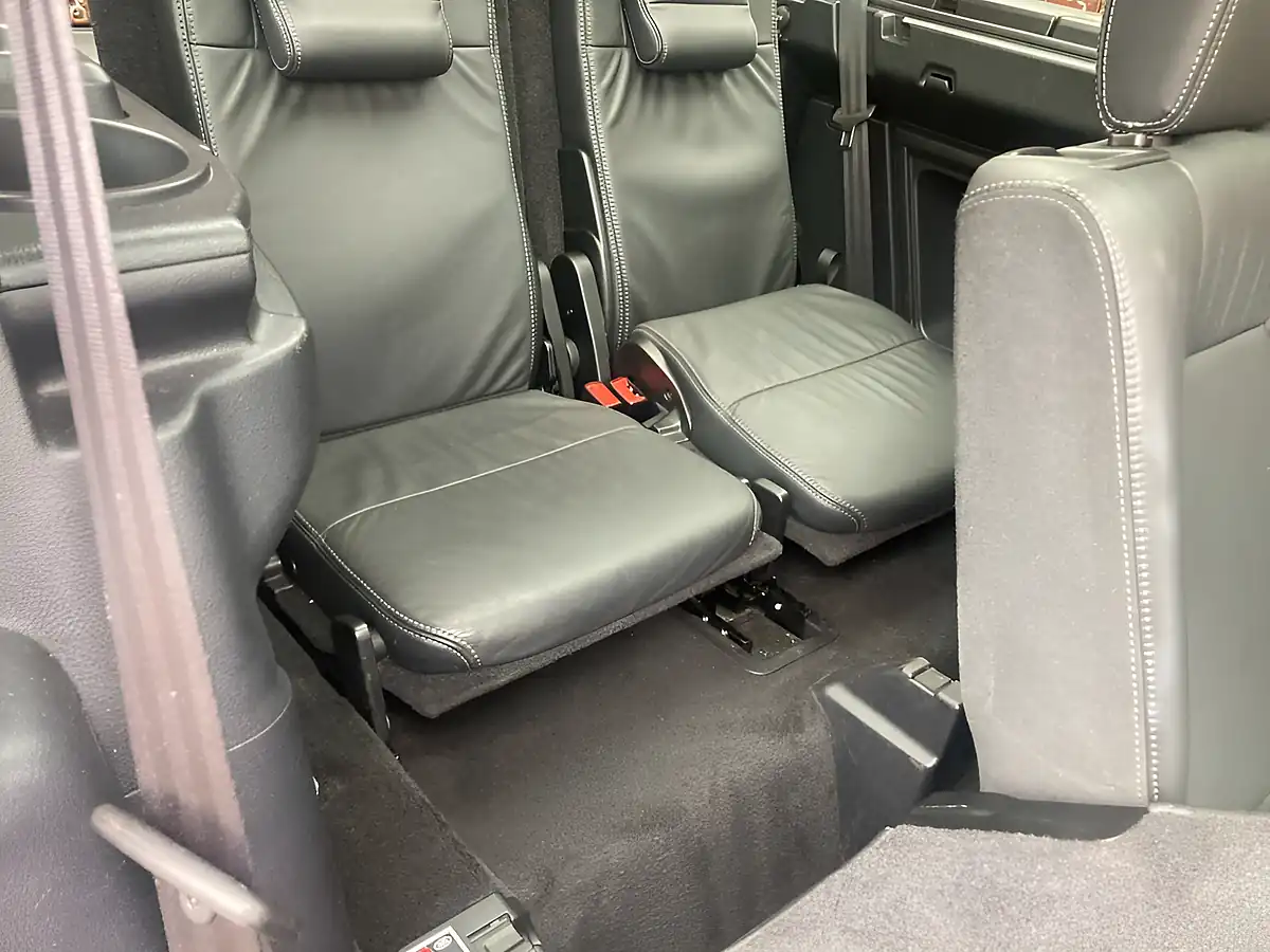 Used 2014 Land Rover Discovery 4 Hse Black - Interior and Exterior details 11