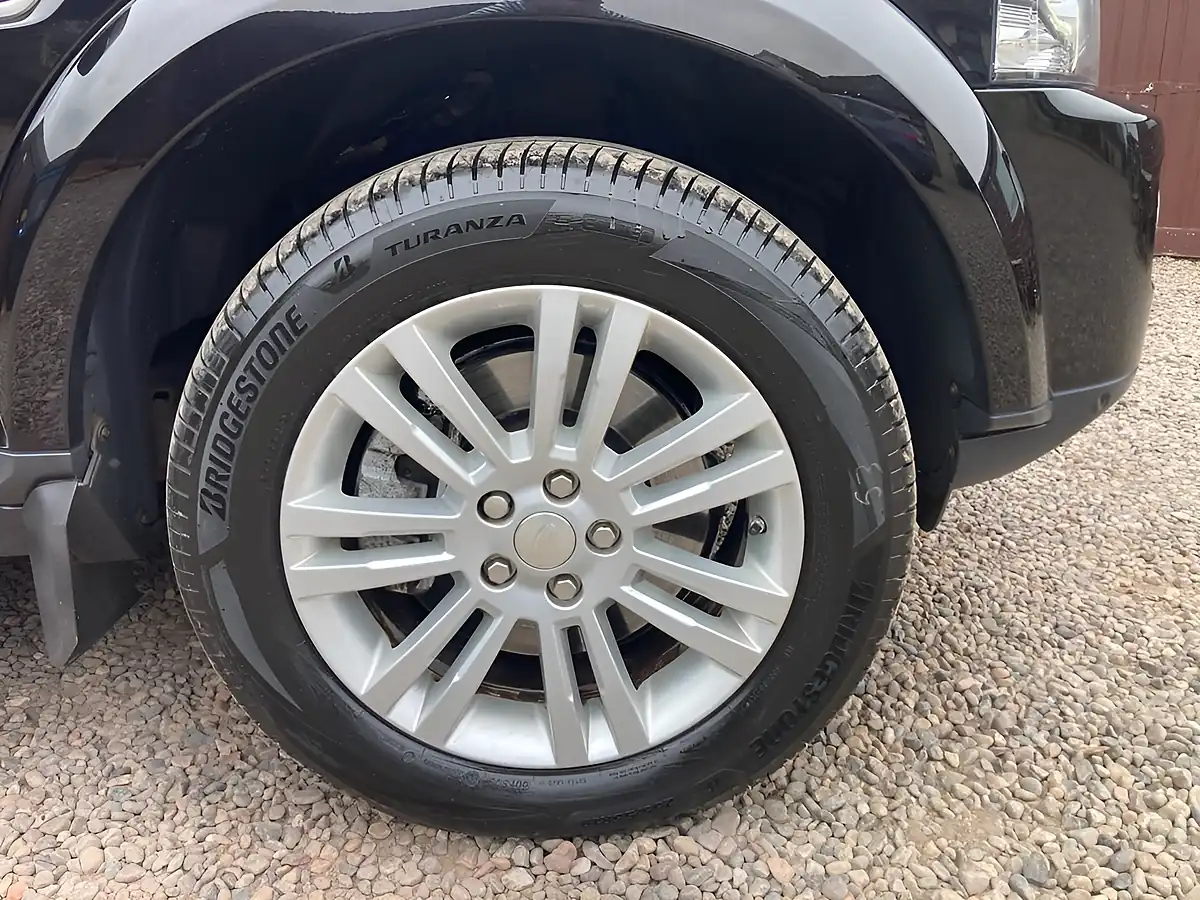 Used 2014 Land Rover Discovery 4 Hse Black - Interior and Exterior details 13