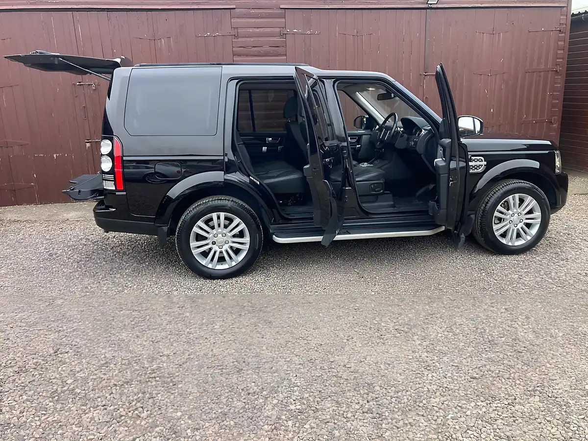 Used 2014 Land Rover Discovery 4 Hse Black - Interior and Exterior details 6