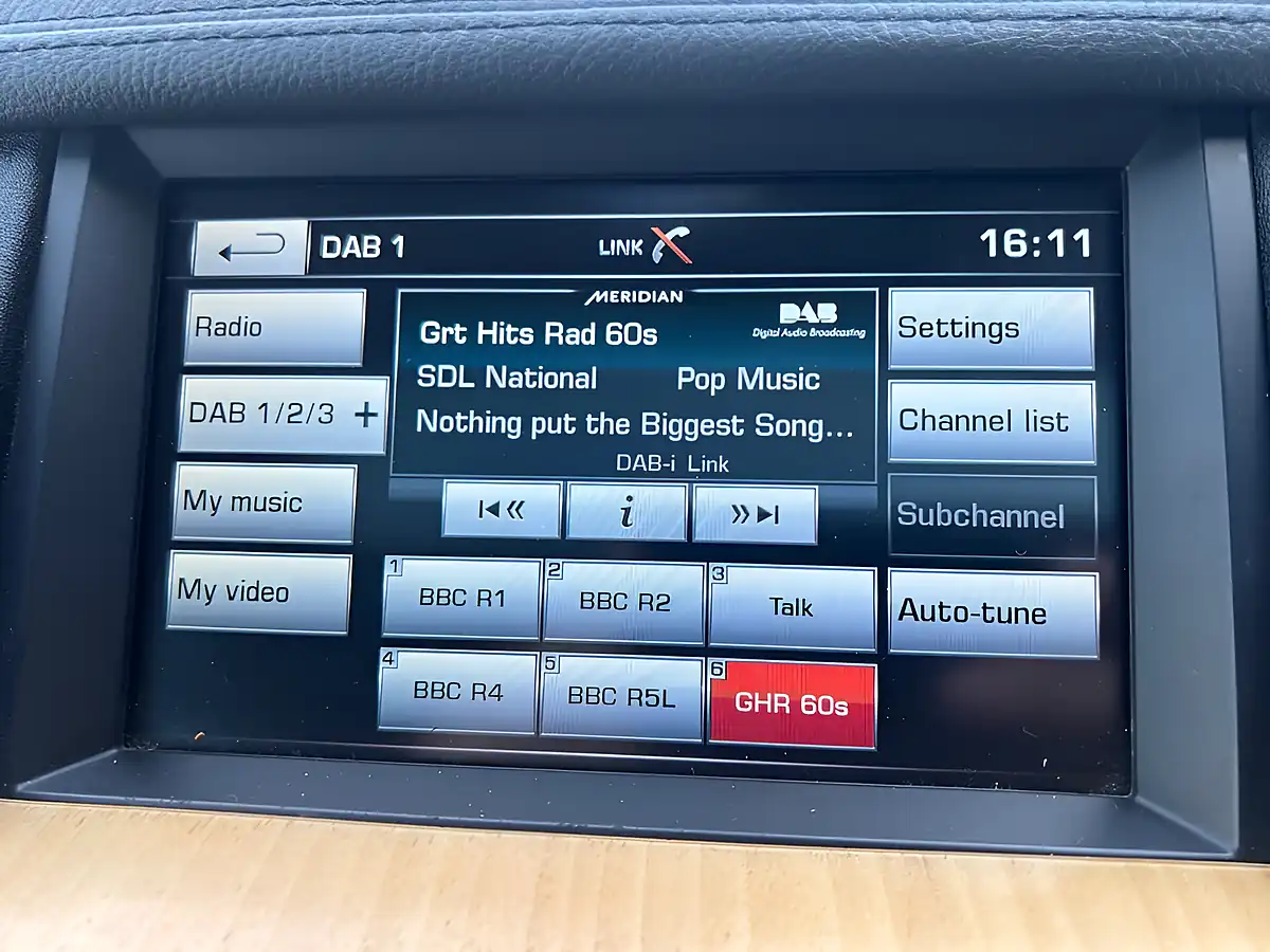 Used 2014 Land Rover Discovery 4 Hse Blue - Interior and Exterior details 17
