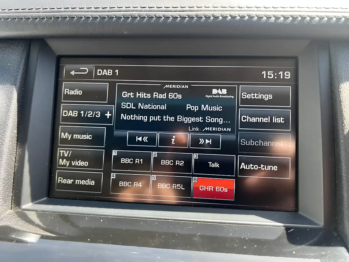 Used 2014 Land Rover Discovery 4 Hse Luxury Mariana Black - Interior and Exterior details 17