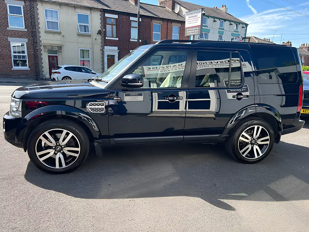 Used 2014 Land Rover Discovery 4 Hse Luxury Mariana Black - Interior and Exterior details 4