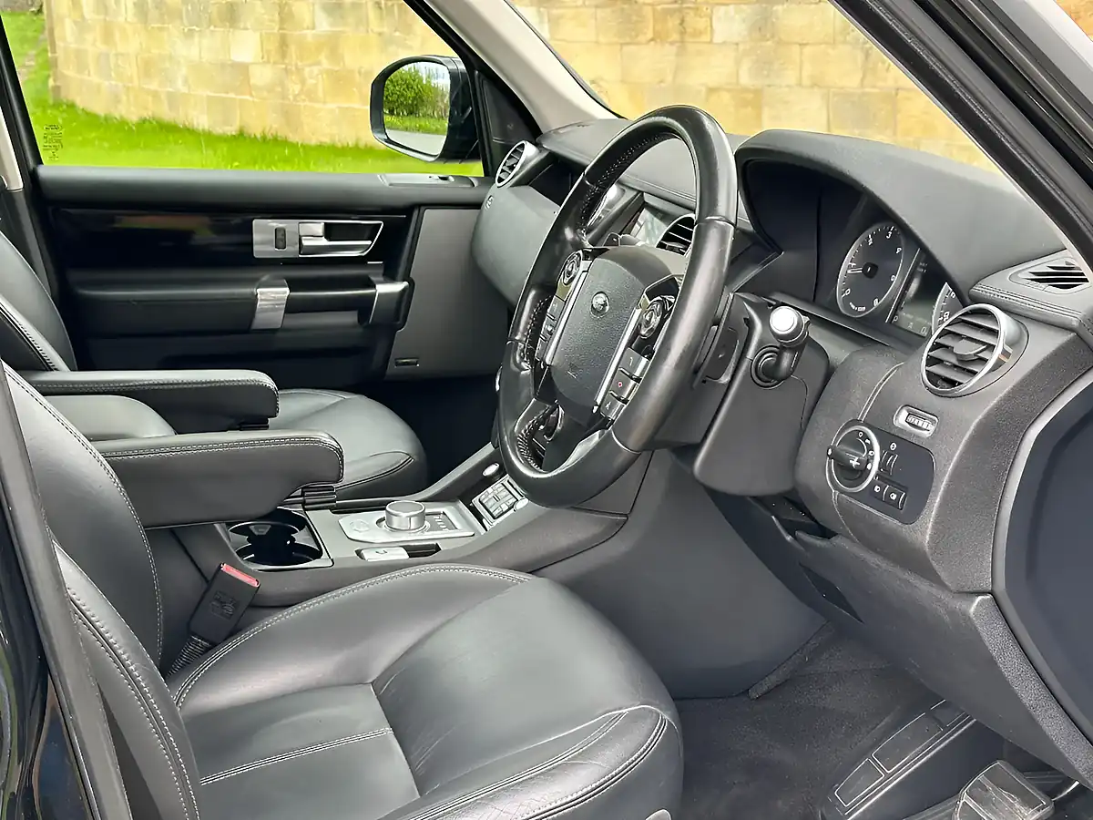 Used 2014 Land Rover Discovery 4 Hse Santorini Black - Interior and Exterior details 10