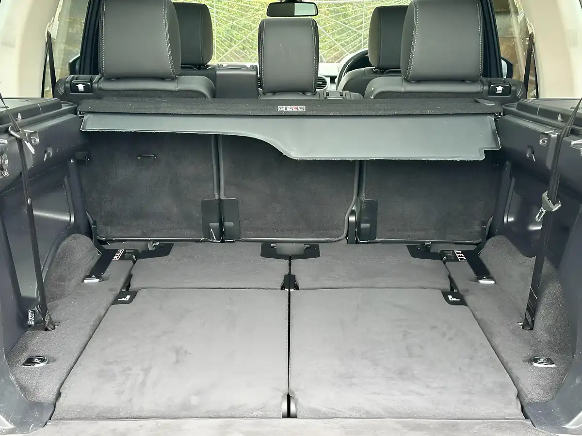 Used 2014 Land Rover Discovery 4 Hse Santorini Black - Interior and Exterior details 15