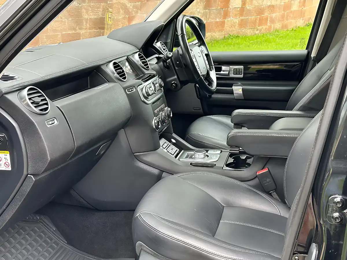 Used 2014 Land Rover Discovery 4 Hse Santorini Black - Interior and Exterior details 7