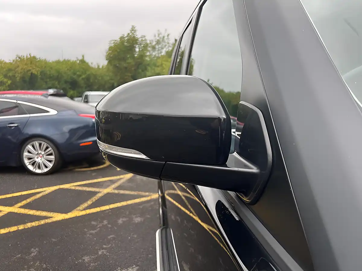 Used 2014 Land Rover Discovery 4 Hse Santorini Black - Interior and Exterior details 10