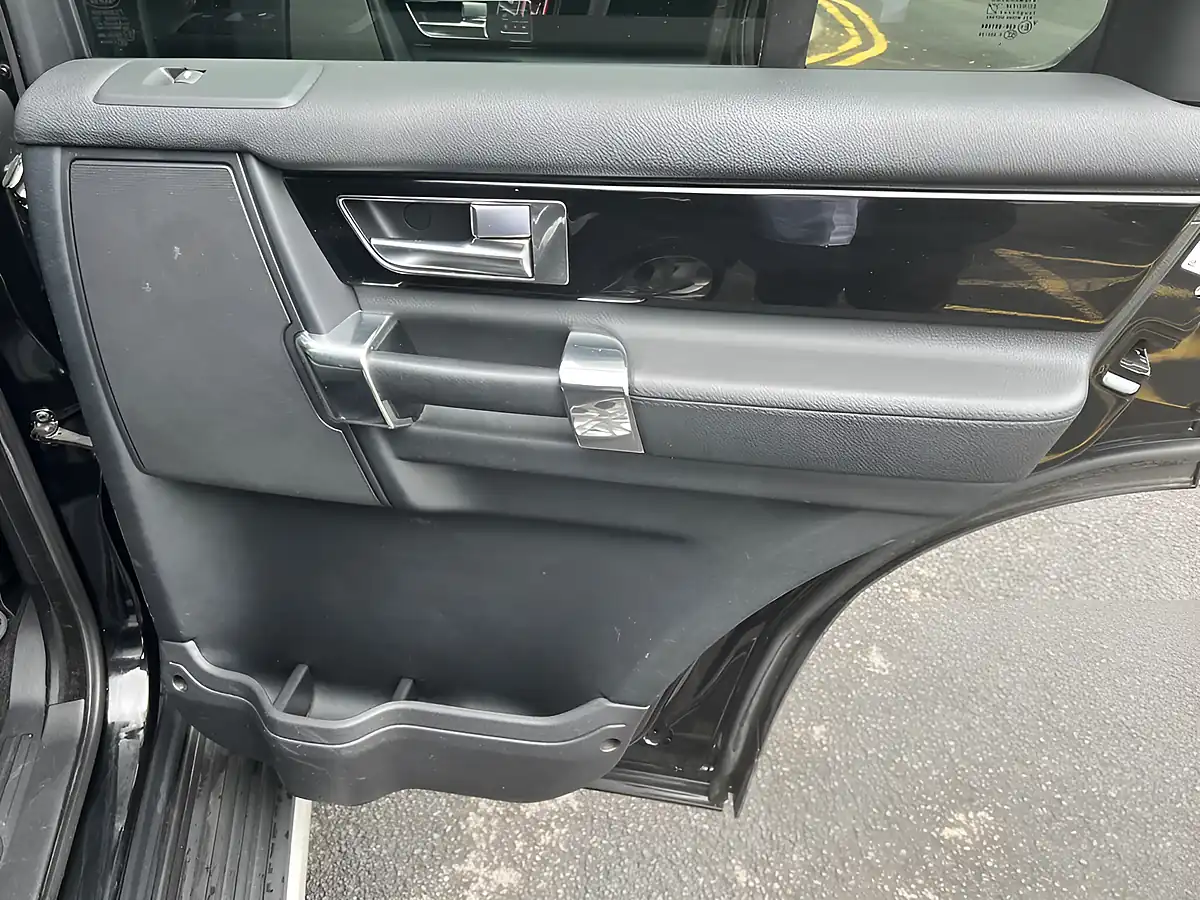 Used 2014 Land Rover Discovery 4 Hse Santorini Black - Interior and Exterior details 14