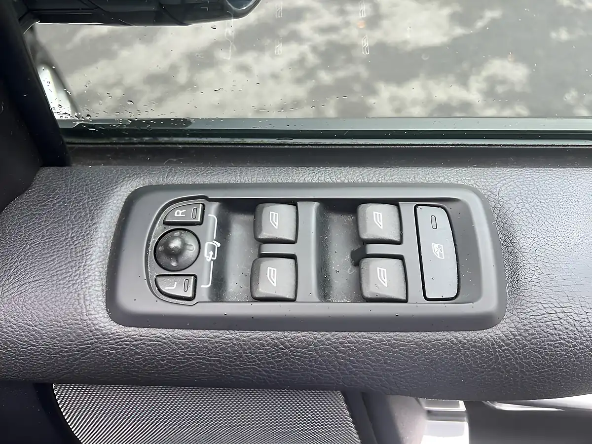 Used 2014 Land Rover Discovery 4 Hse Santorini Black - Interior and Exterior details 15