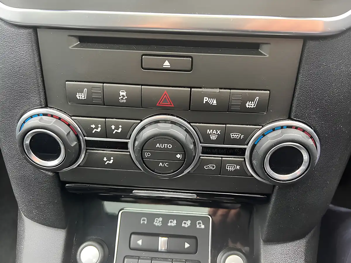 Used 2014 Land Rover Discovery 4 Hse Santorini Black - Interior and Exterior details 16