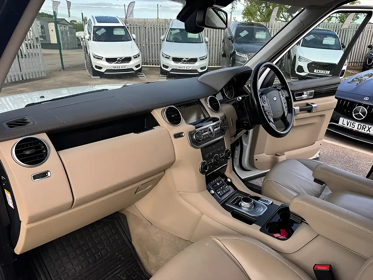 Used 2014 Land Rover Discovery 4 Hse White - Interior and Exterior details 3