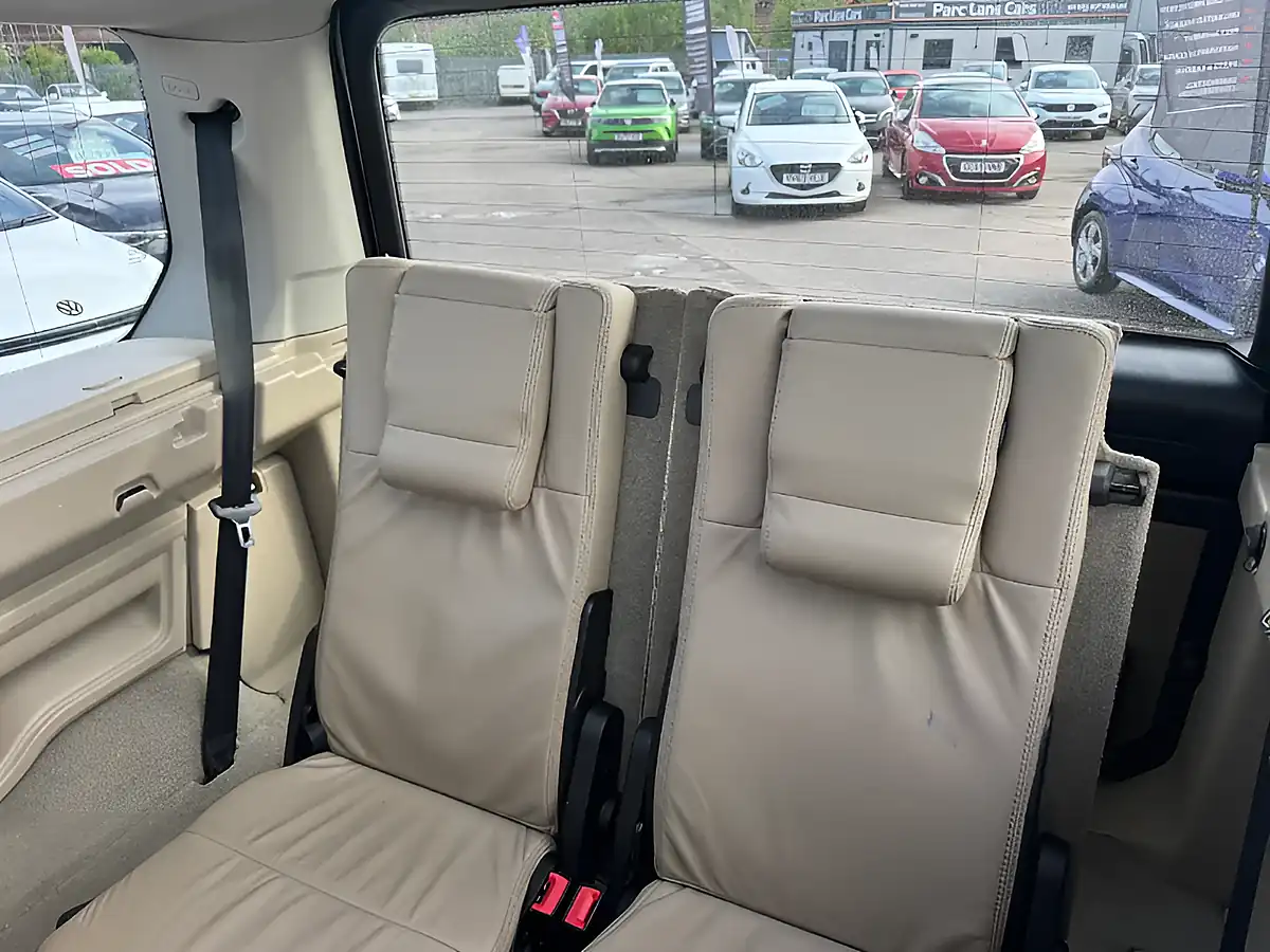 Used 2014 Land Rover Discovery 4 Hse White - Interior and Exterior details 7