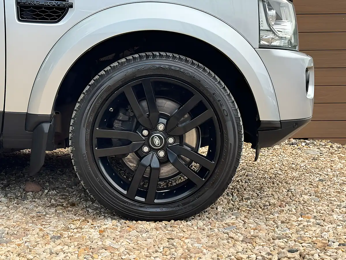 Used 2014 Land Rover Discovery Se Tech Silver - Interior and Exterior details 10