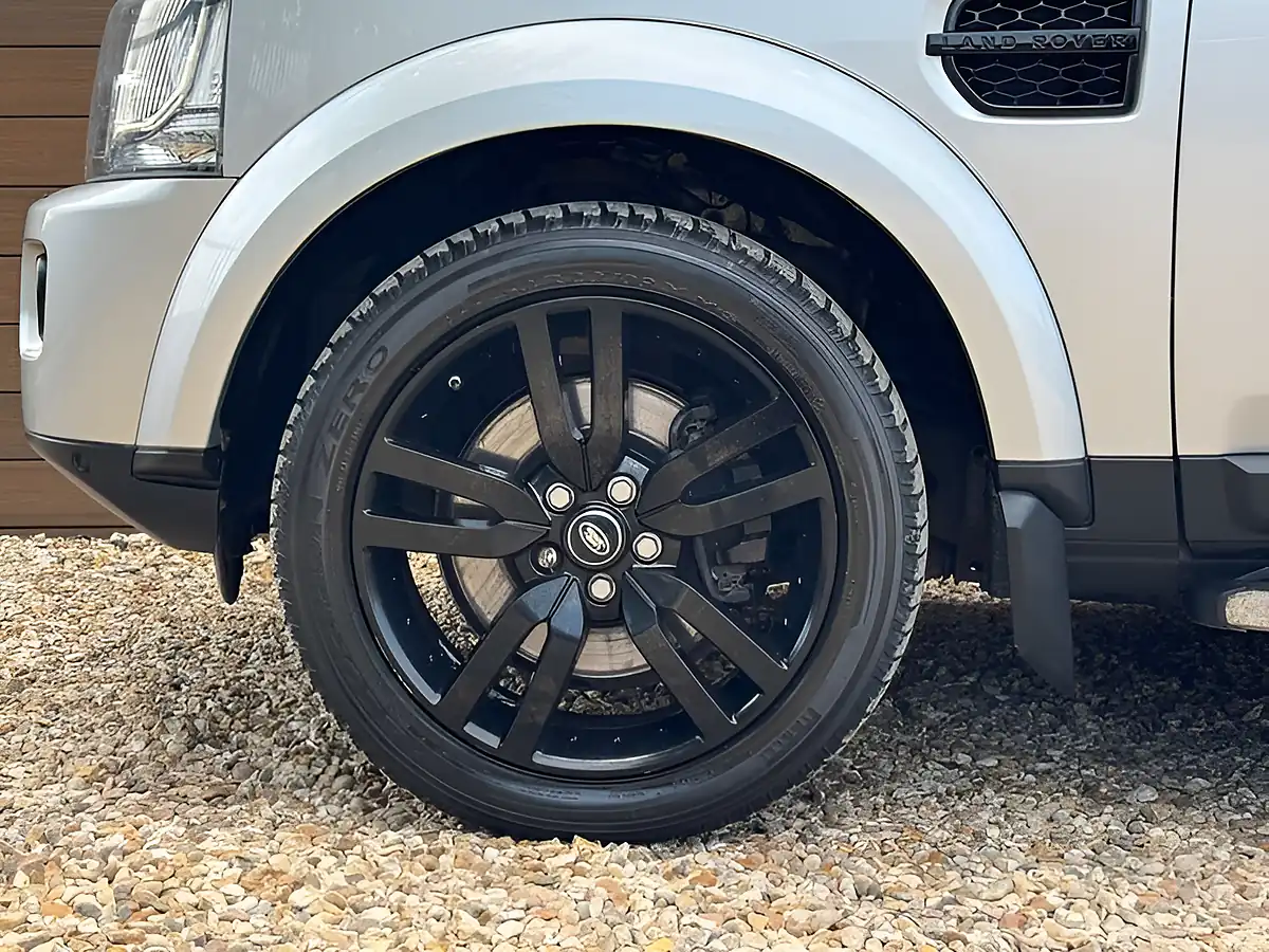 Used 2014 Land Rover Discovery Se Tech Silver - Interior and Exterior details 11