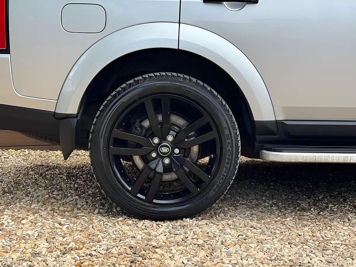Used 2014 Land Rover Discovery Se Tech Silver - Interior and Exterior details 12
