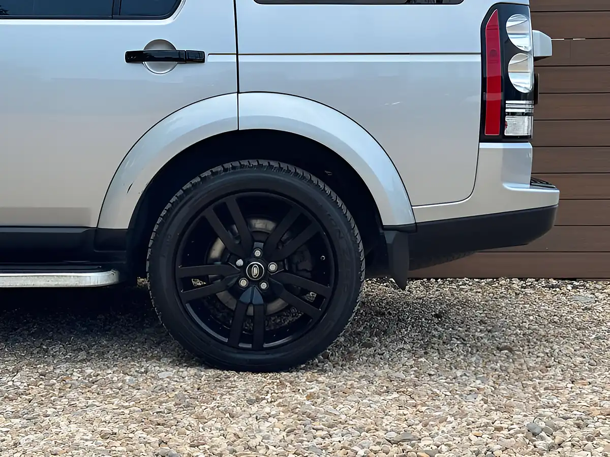 Used 2014 Land Rover Discovery Se Tech Silver - Interior and Exterior details 13