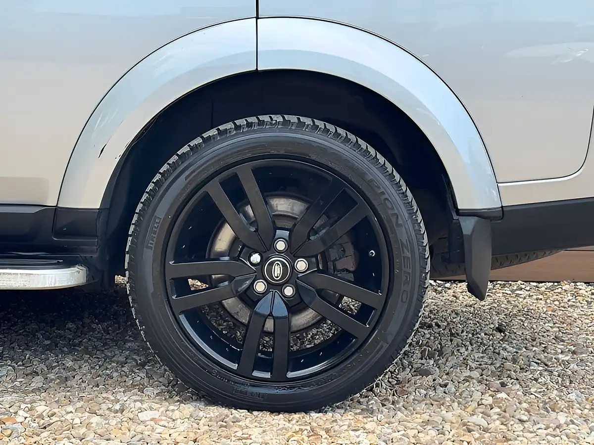 Used 2014 Land Rover Discovery Se Tech Silver - Interior and Exterior details 14