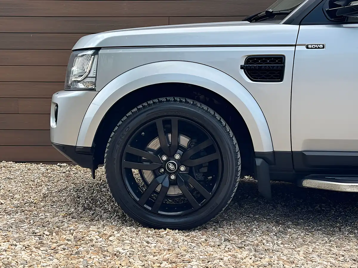 Used 2014 Land Rover Discovery Se Tech Silver - Interior and Exterior details 9