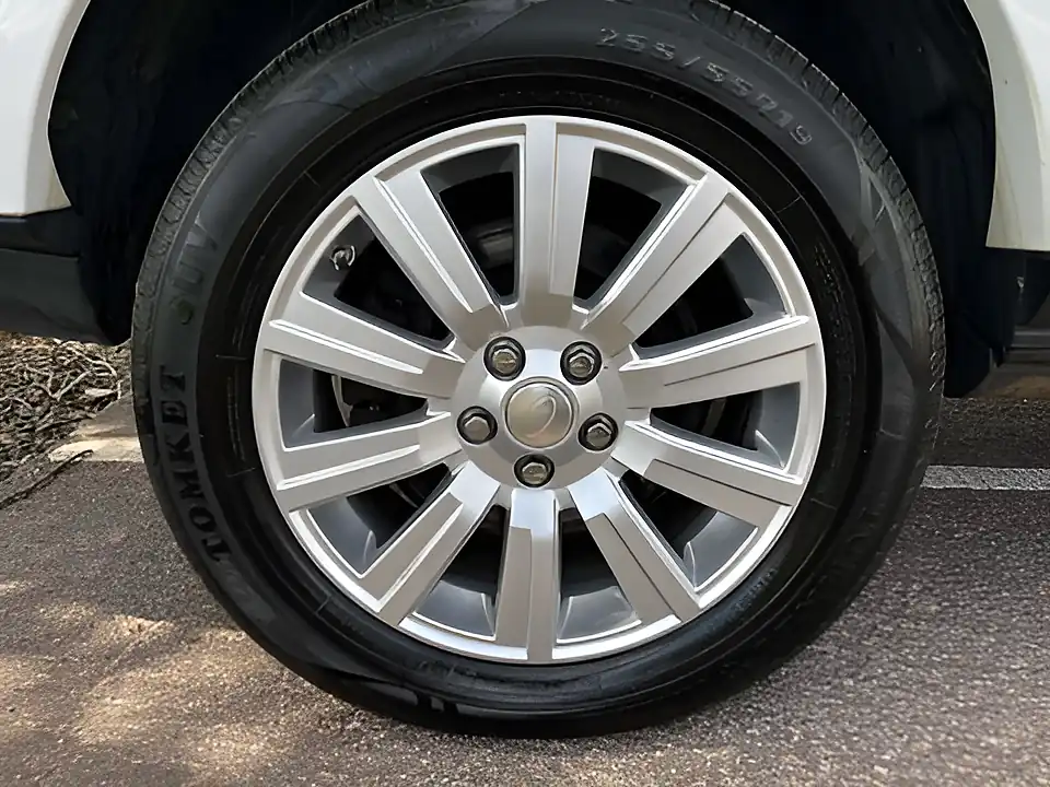 Used 2014 Land Rover Discovery Se White - Interior and Exterior details 9