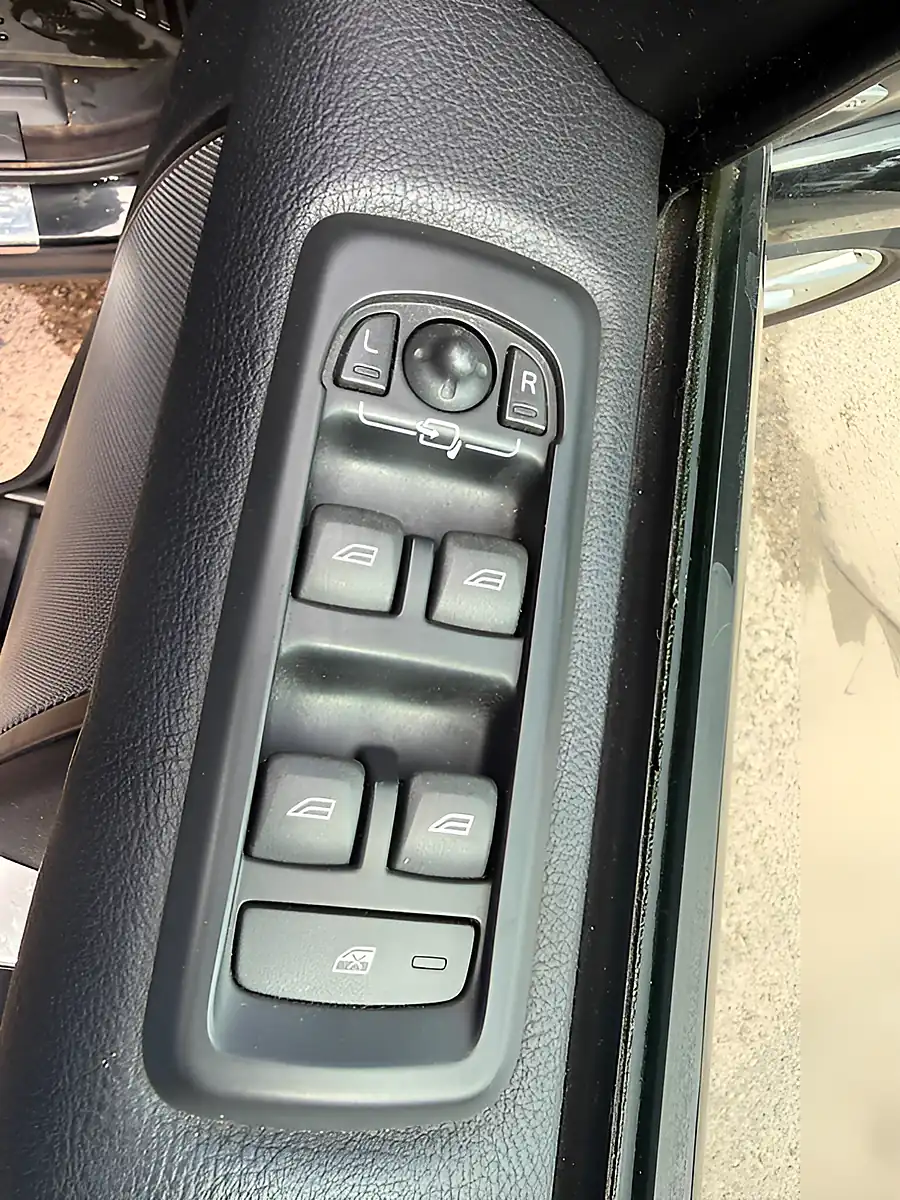 Used 2014 Land Rover Discovery Xs Black - Interior and Exterior details 12