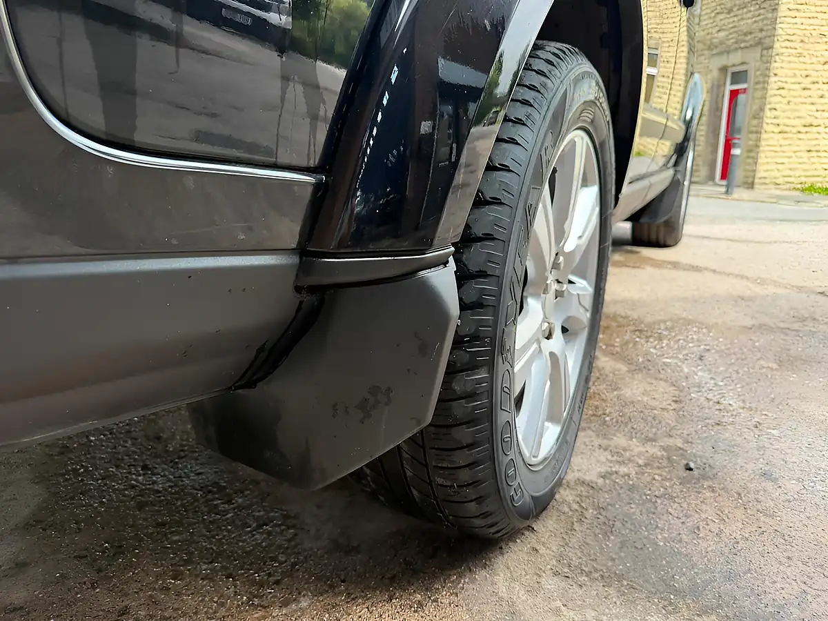 Used 2014 Land Rover Discovery Xs Black - Interior and Exterior details 9