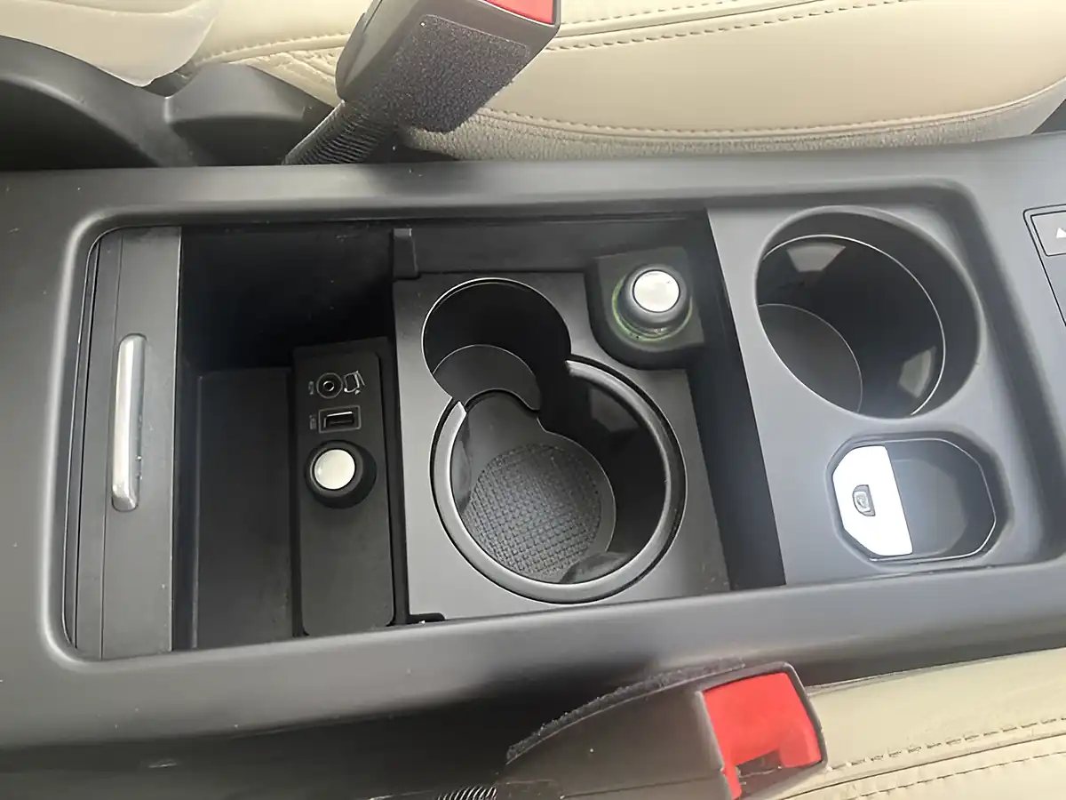 Used 2014 Land Rover Freelander 2 Metropolis Blue - Interior and Exterior details 8