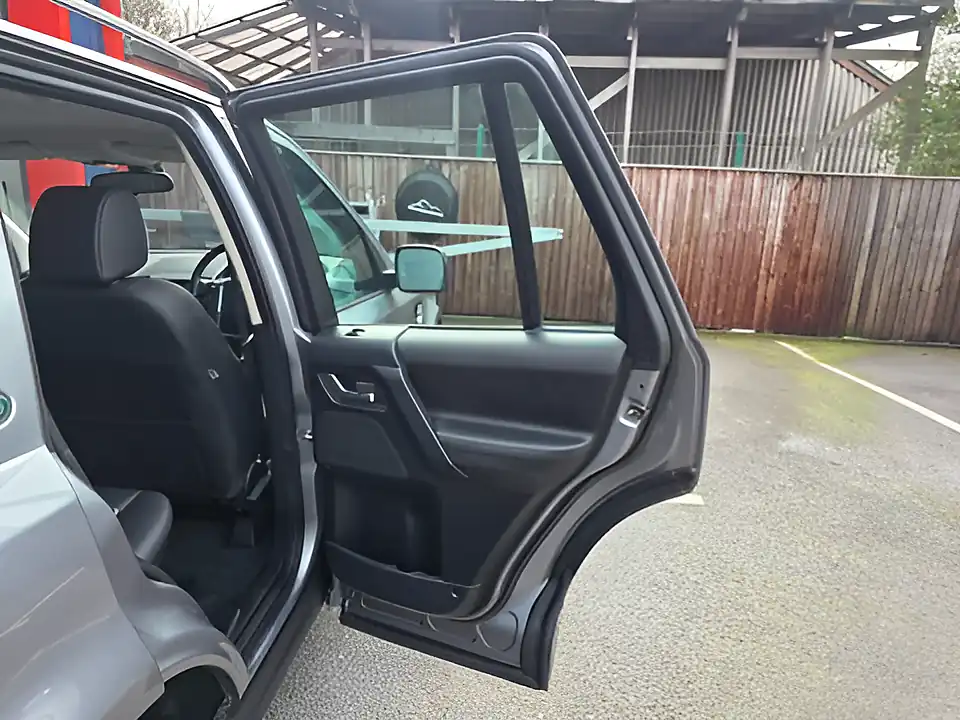 Used 2014 Land Rover Freelander Dynamic Grey - Interior and Exterior details 18