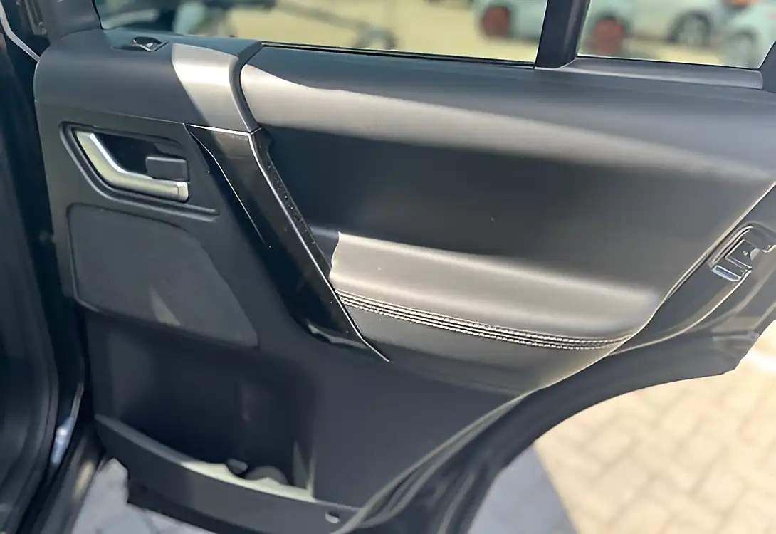 Used 2014 Land Rover Freelander Metropolis Santorini Black - Interior and Exterior details 14