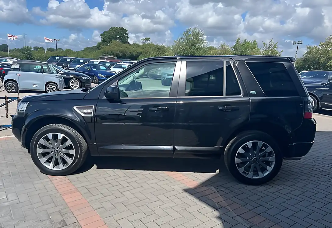 Used 2014 Land Rover Freelander Metropolis Santorini Black - Interior and Exterior details 9
