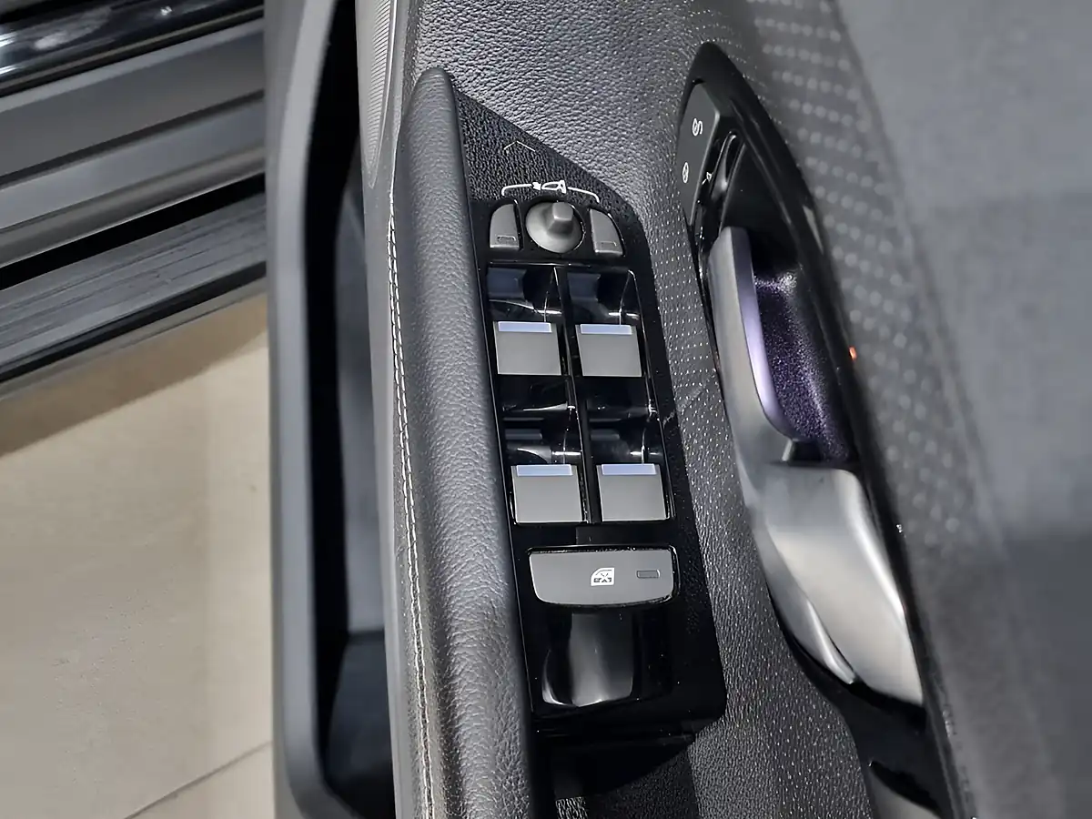 Used 2014 Land Rover Range Rover Evoque Dynamic Black - Interior and Exterior details 18