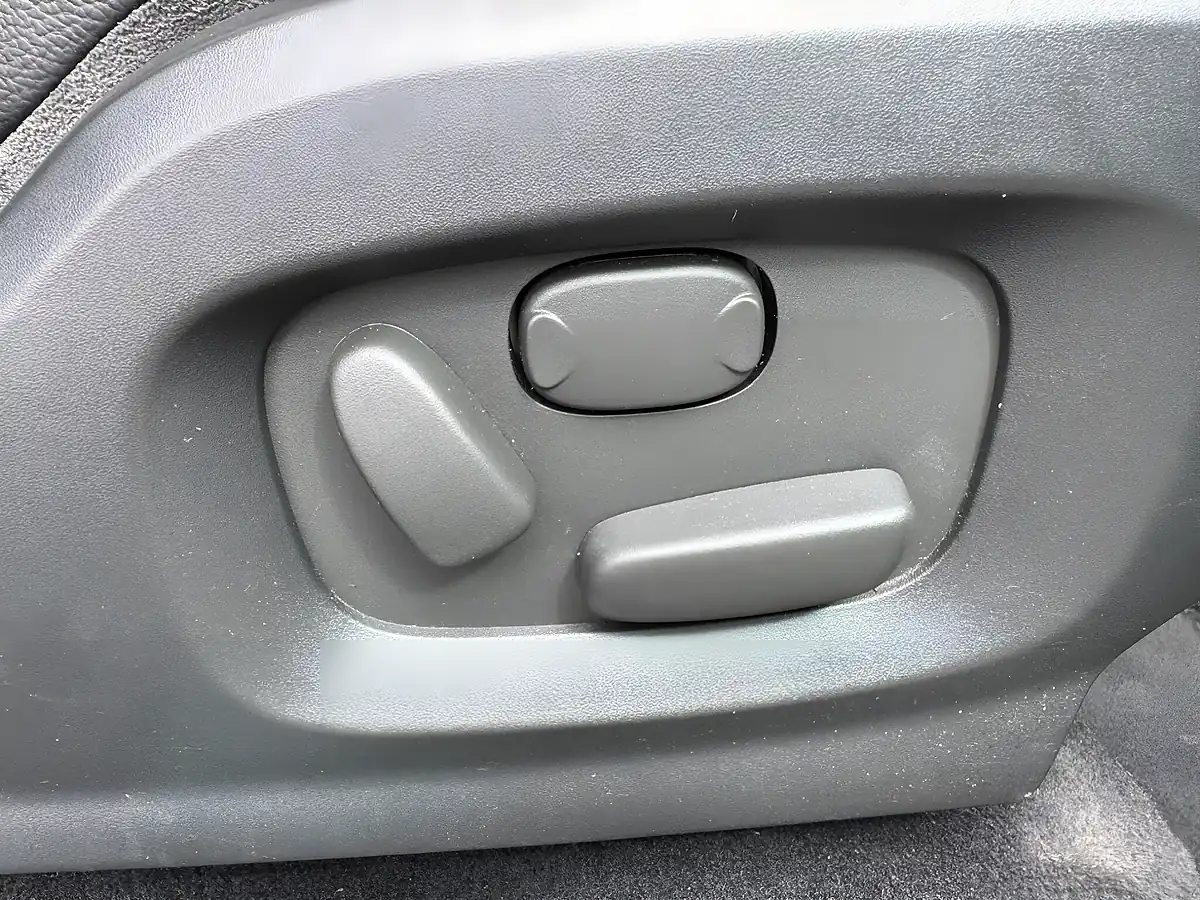 Used 2014 Land Rover Range Rover Evoque Pure Silver - Interior and Exterior details 14