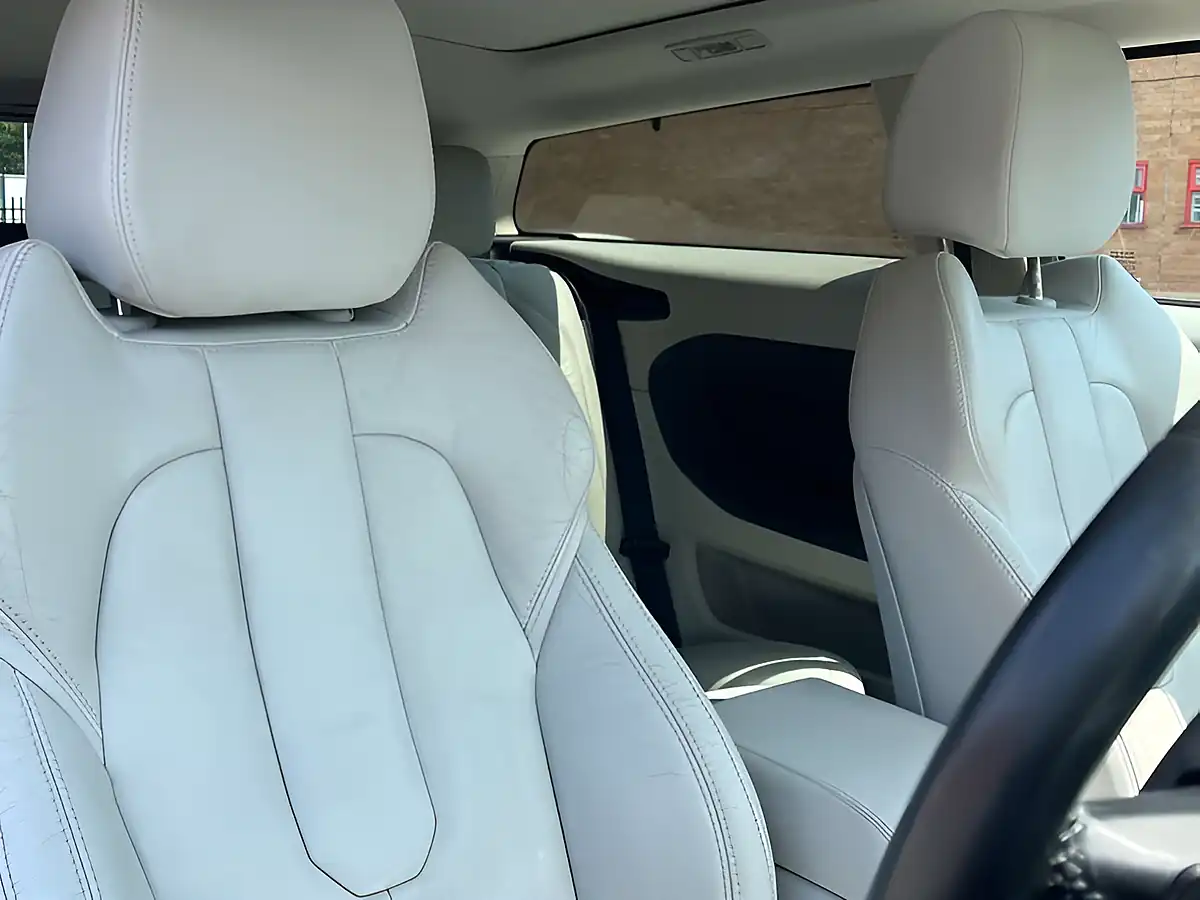 Used 2014 Land Rover Range Rover Evoque Pure Tech Fuji White - Interior and Exterior details 13