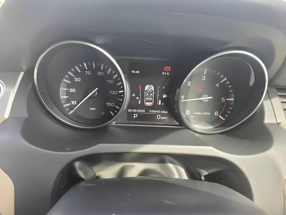 Used 2014 Land Rover Range Rover Evoque Pure Tech White - Interior and Exterior details 11