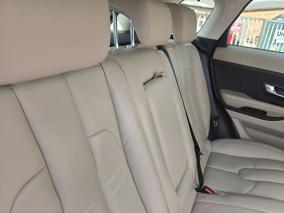 Used 2014 Land Rover Range Rover Evoque Pure Tech White - Interior and Exterior details 12