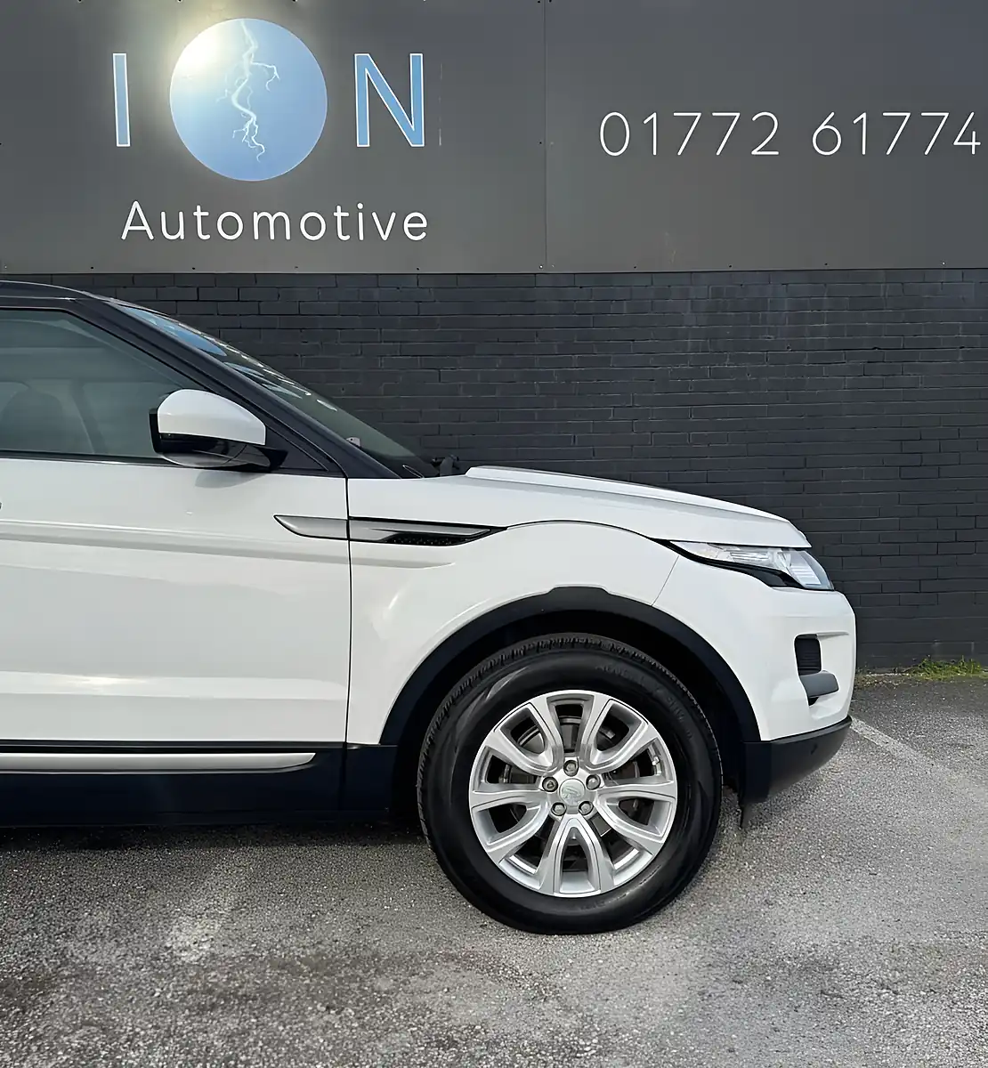 Used 2014 Land Rover Range Rover Evoque Pure Tech White - Interior and Exterior details 11