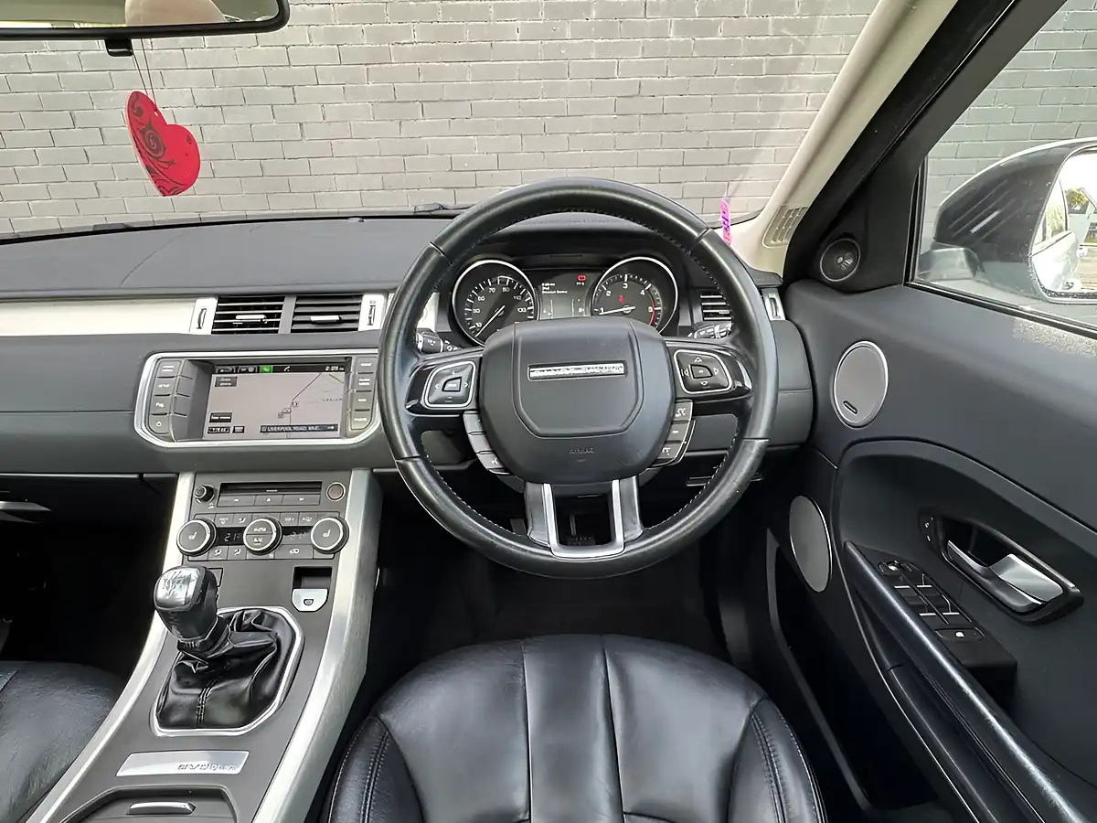 Used 2014 Land Rover Range Rover Evoque Pure Tech White - Interior and Exterior details 17