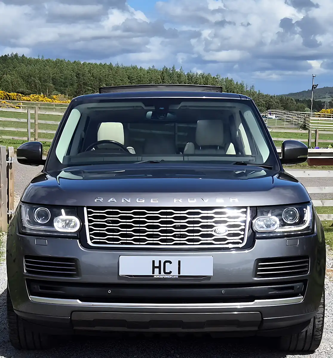 Used 2014 Land Rover Range Rover Vogue Grey - Interior and Exterior details 3