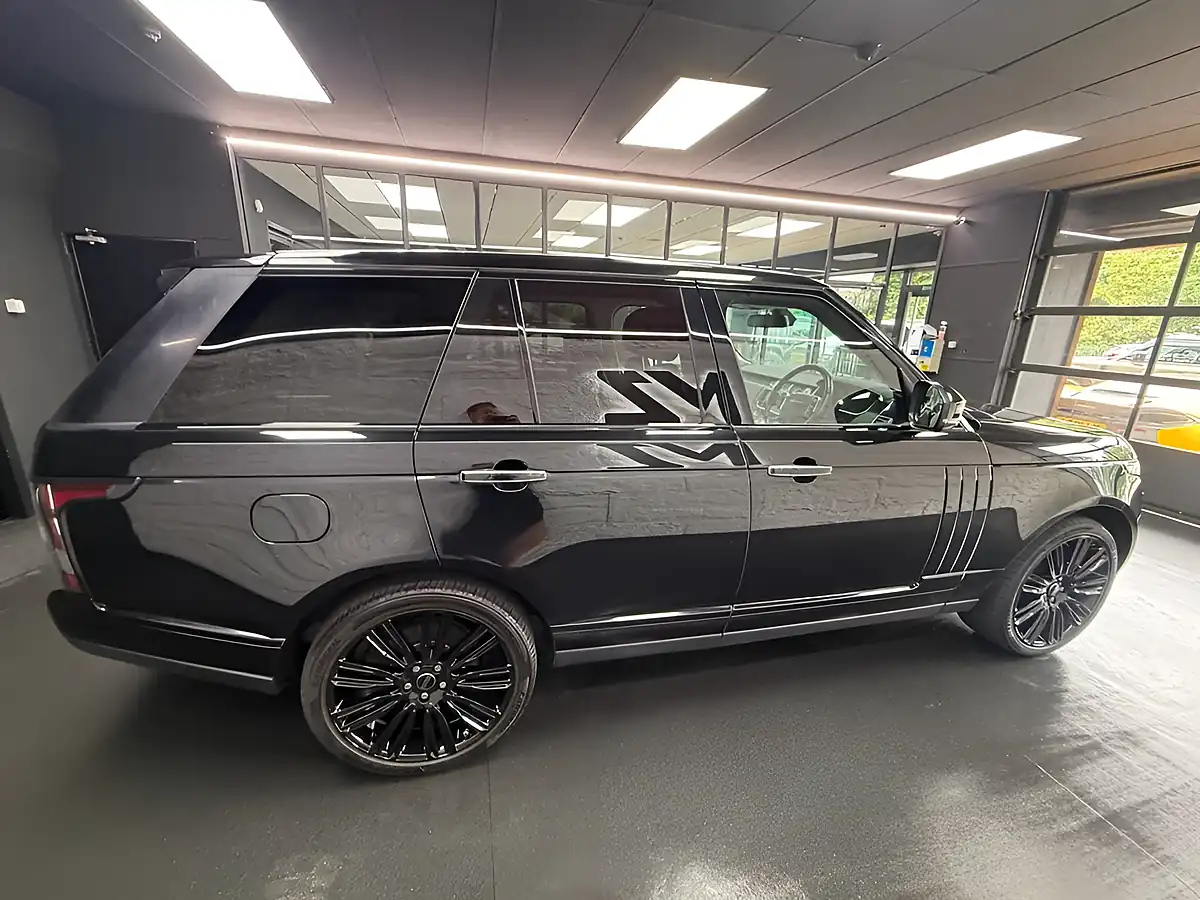 Used 2014 Land Rover Range Rover Vogue Santorini Black - Interior and Exterior details 12
