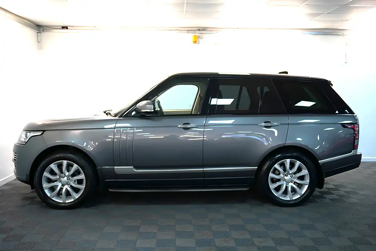 Used 2014 Land Rover Range Rover Vogue Se Grey - Interior and Exterior details 17