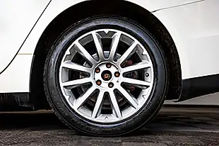 Used 2014 Maserati Ghibli Saloon White - Interior and Exterior details 15